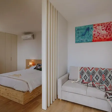 888 Hostel&suites アパートホテル